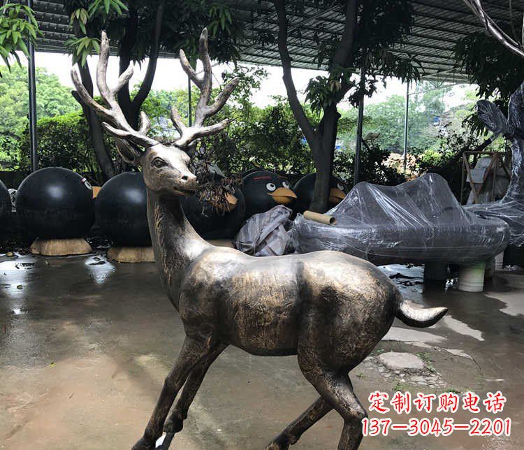 烟台静谧的梅花鹿铜雕
