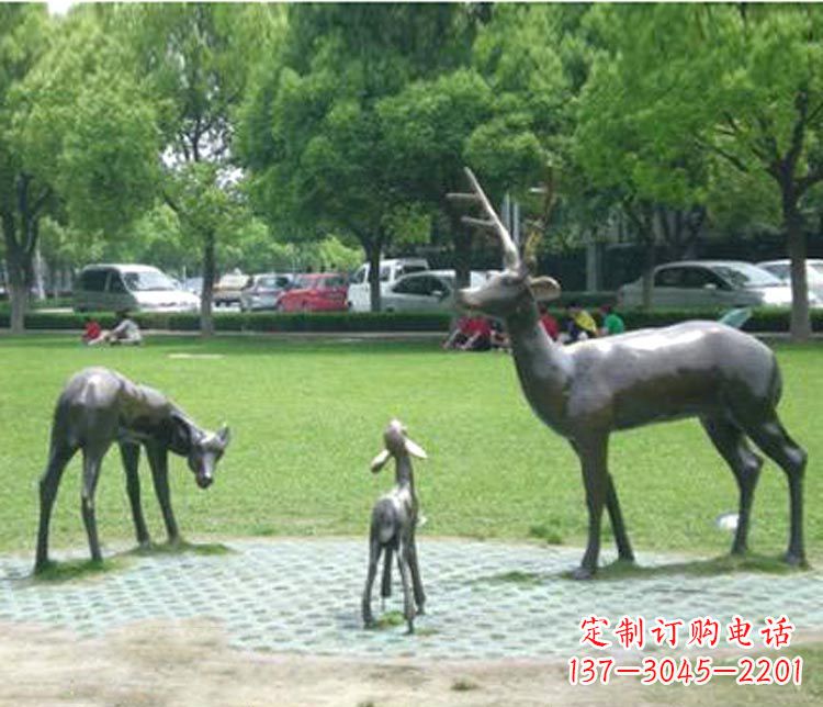 烟台梦幻般的雕塑——梅花鹿一家三口铜雕