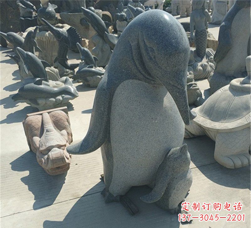 烟台公园母子企鹅石雕
