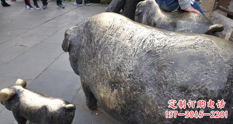烟台公园精美母子猪铜雕