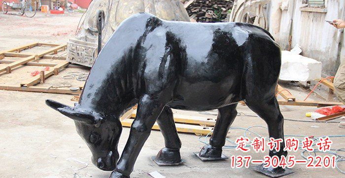 烟台公园牛吃草铜牛动物铜雕