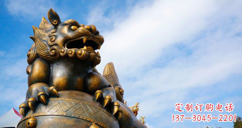 烟台公园趴在球上的狮子景观铜雕