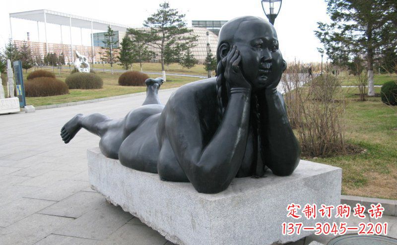 烟台趴着的胖女孩铜雕塑