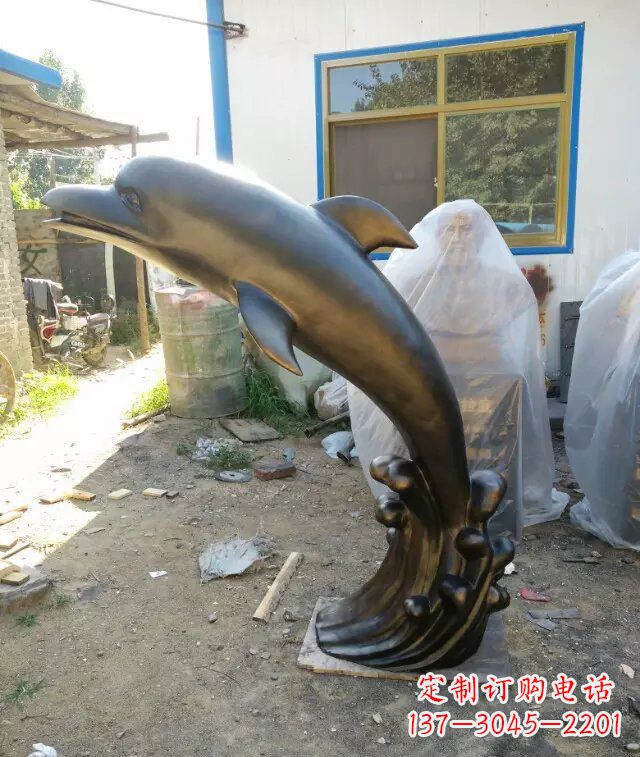 烟台公园喷水海豚动物铜雕