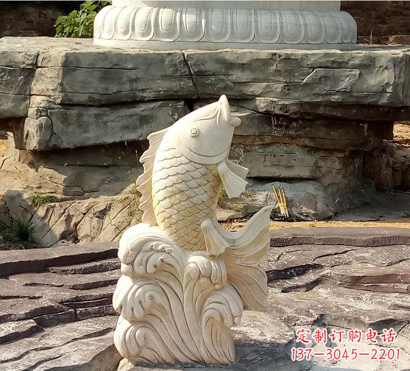 烟台公园喷水鲤鱼石雕