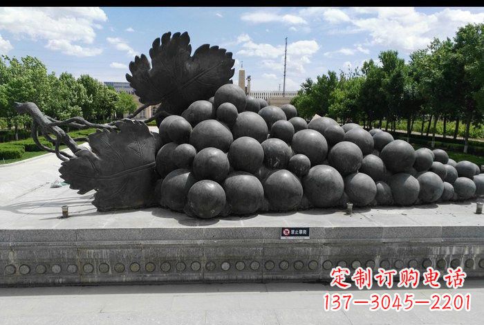 烟台美轮美奂的葡萄铜雕塑
