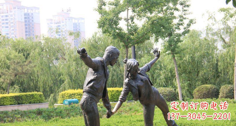 烟台爱情铸就的浪漫情侣雕塑