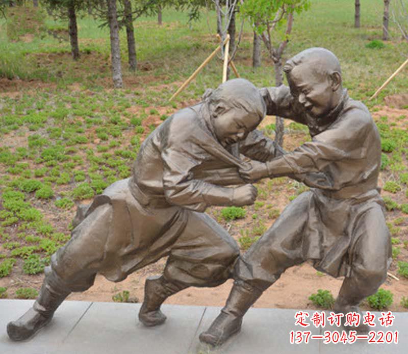 烟台公园摔跤的小男孩铜雕