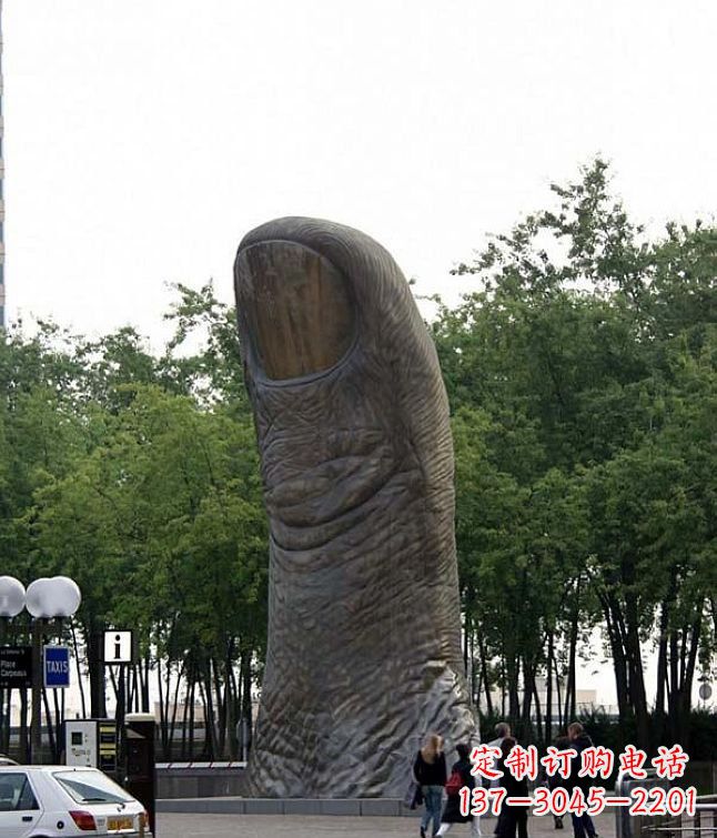 烟台公园竖着的大拇指景观铜雕