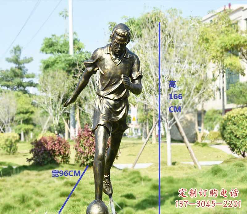 烟台公园踢足球的铜雕