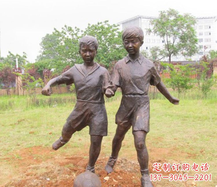 烟台公园踢足球儿童铜雕