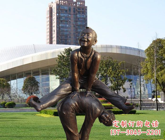 烟台公园跳山羊的儿童铜雕