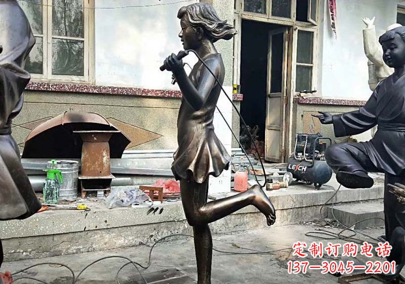 烟台公园跳绳小女孩铜雕