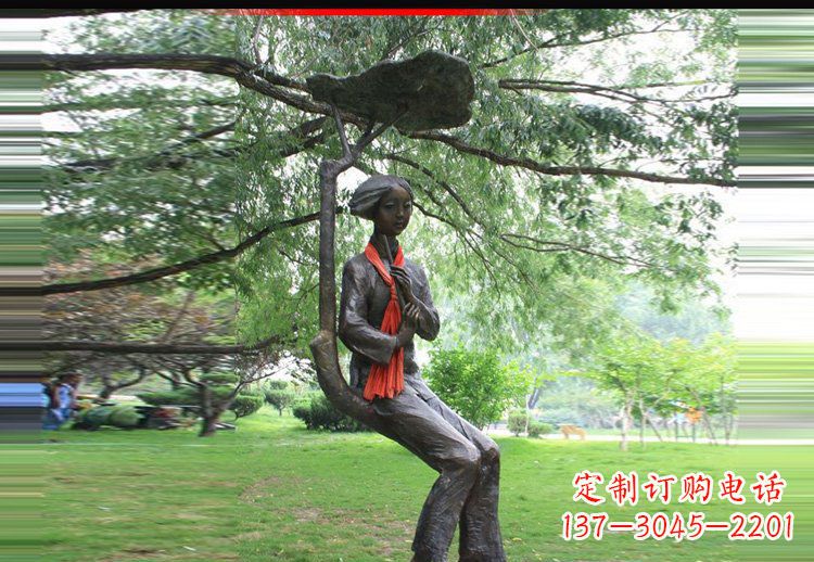 烟台公园铜雕荡秋千美女人物雕塑