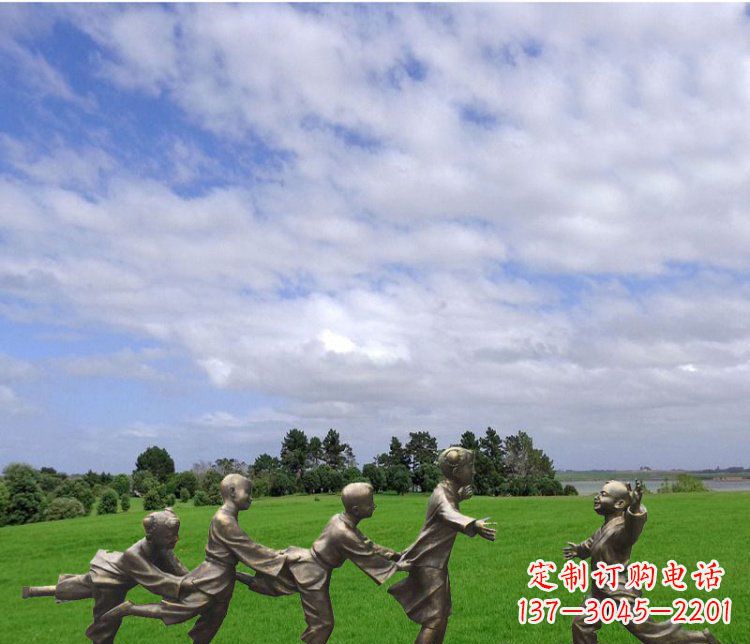 烟台公园铜雕老鹰抓小鸡游戏人物雕塑