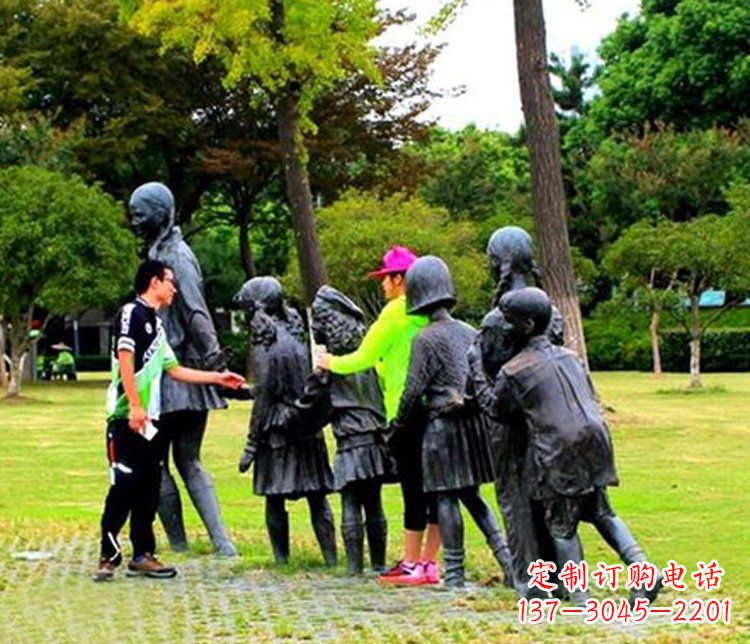 烟台公园铜雕老鹰抓小鸡人物雕塑