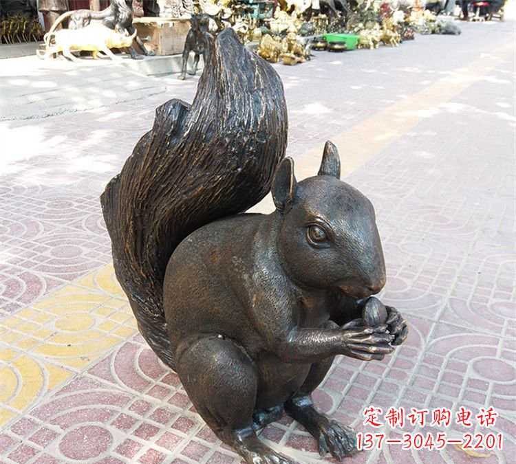 烟台令人惊叹的松鼠铜雕塑