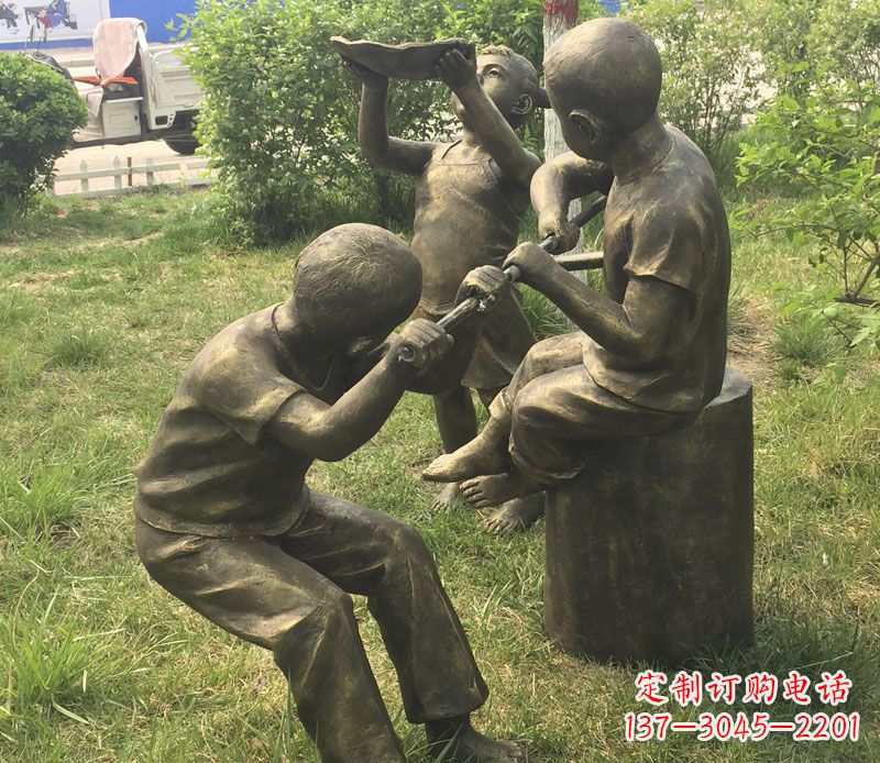 烟台公园玩水的儿童铜雕