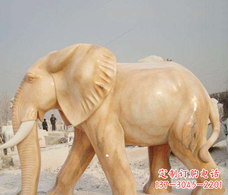 烟台公园晚霞红大象雕塑