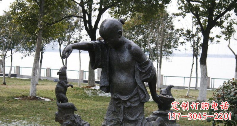 烟台公园喂松鼠的小孩小品铜雕