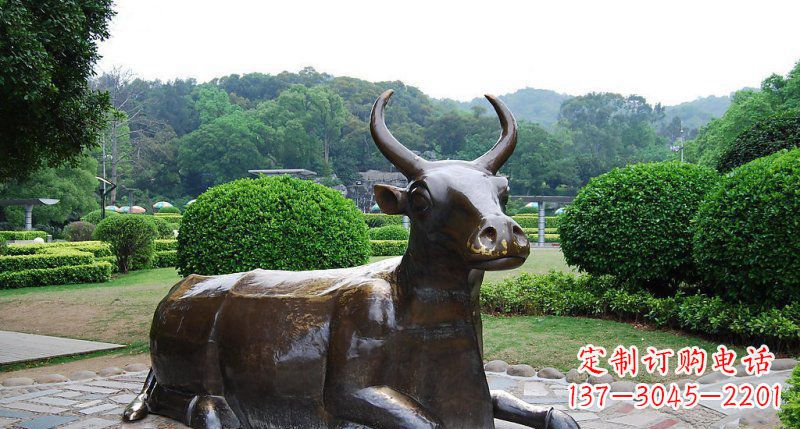 烟台公园卧着的牛动物铜雕 (2)