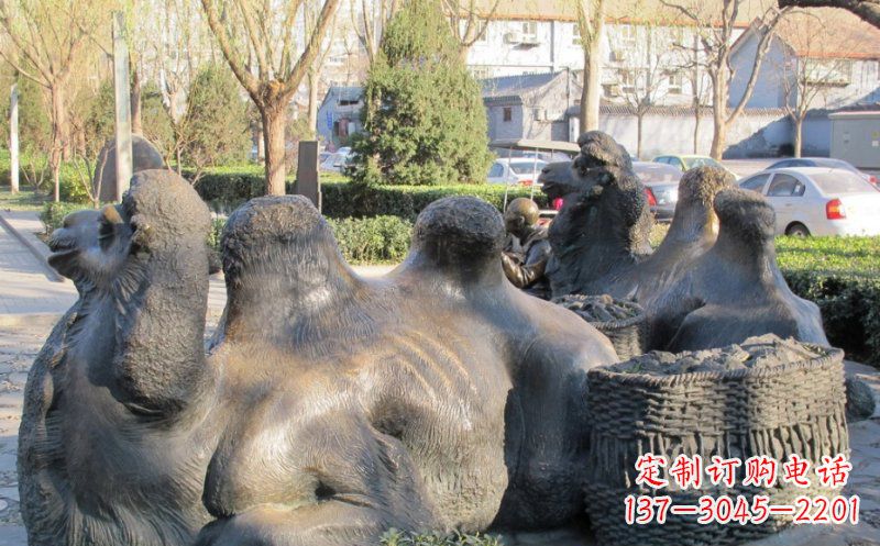 烟台公园卧着的骆驼动物铜雕