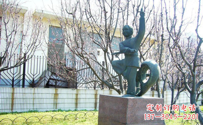烟台公园舞剑的老人人物铜雕