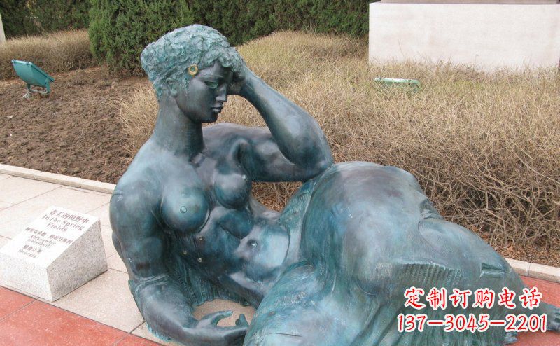 烟台公园西方女人人物铜雕_2