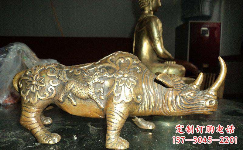烟台公园犀牛动物铜雕