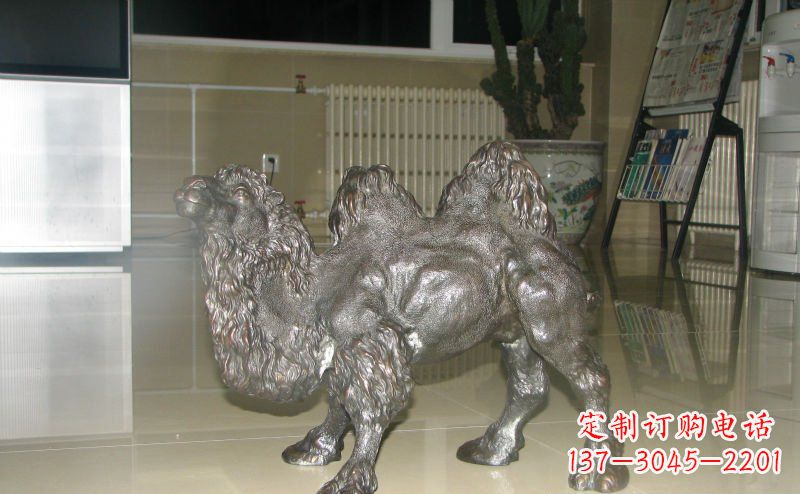 烟台公园小骆驼动物铜雕