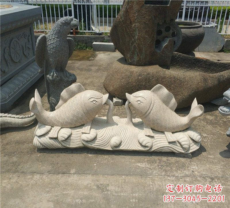 烟台公园小区鲤鱼石雕