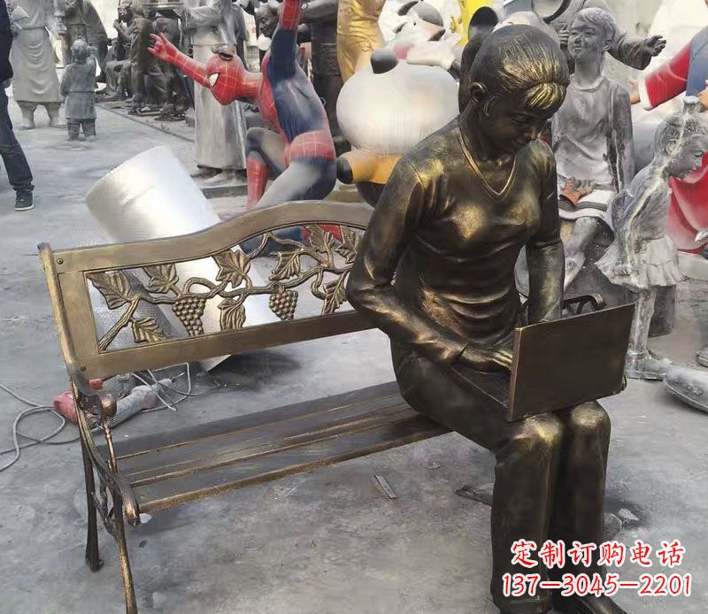 烟台公园长椅看电脑的女孩铜雕