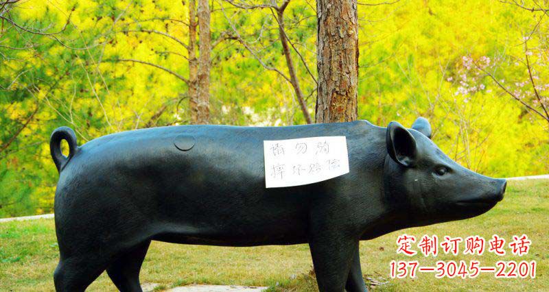 烟台优雅活泼的公园猪铜雕