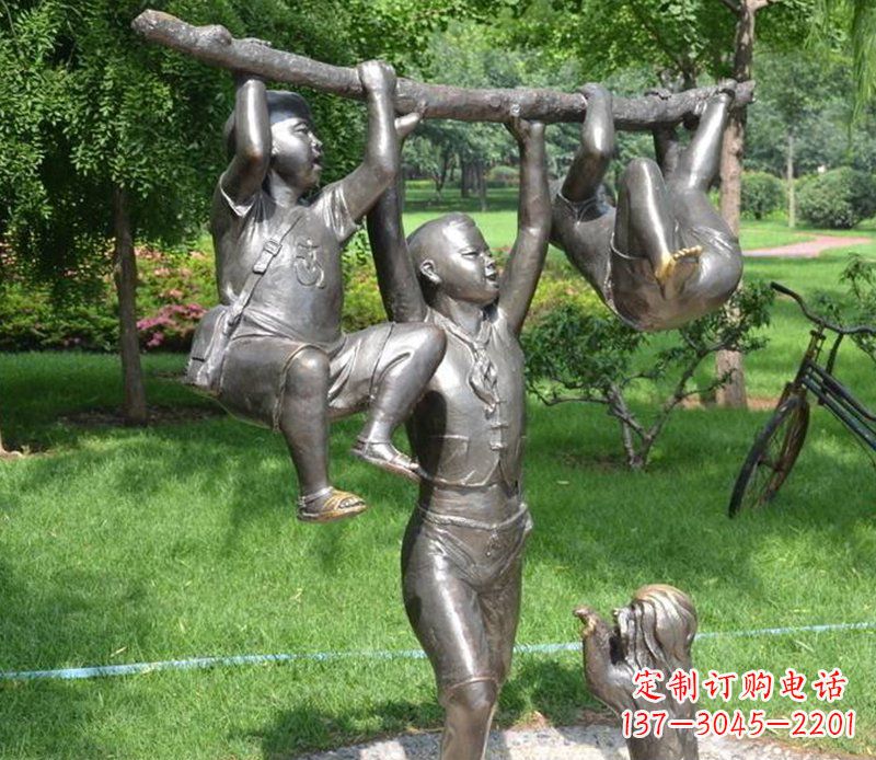 烟台捉着树枝玩耍的小孩铜雕