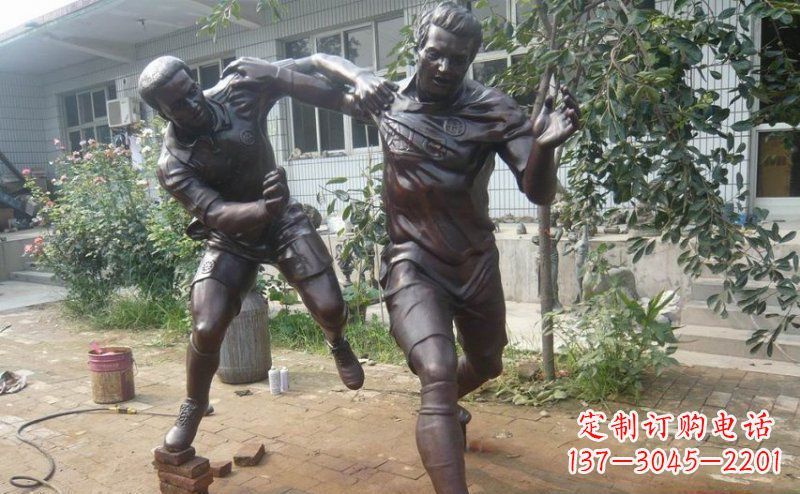 烟台公园足球运动人物铜雕