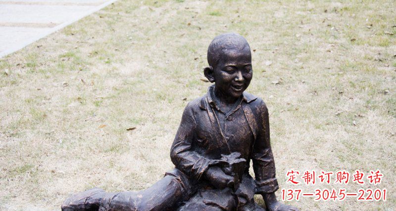烟台公园坐在地上的小孩景观铜雕