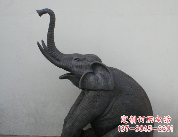 烟台公园坐着的大象喷水动物铜雕