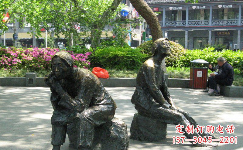 烟台充满深情的老人铜雕