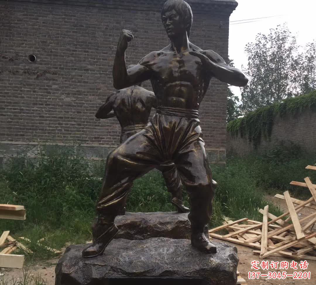 烟台令人叹为观止的李小龙铜雕