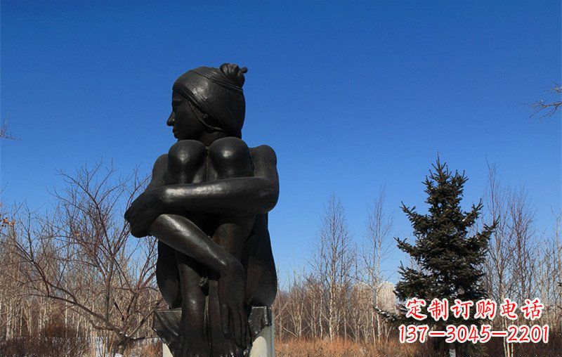 烟台广场抱膝盖的女孩人物铜雕