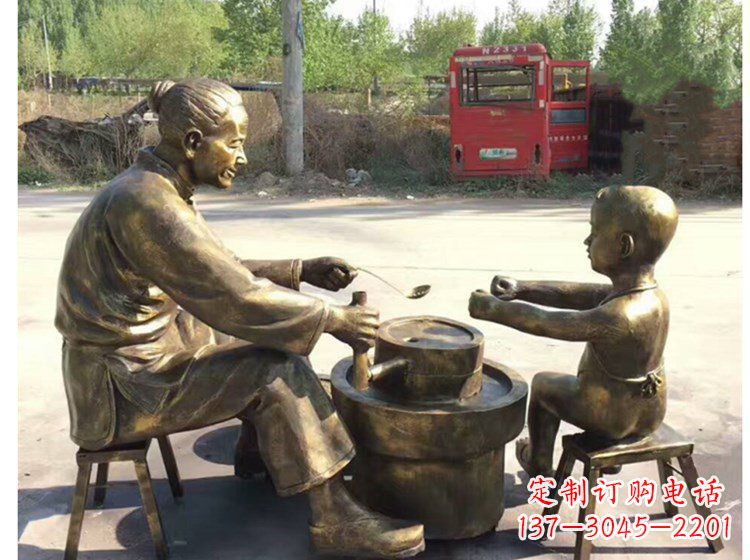 烟台广场帮母亲磨豆浆小品人物铜雕