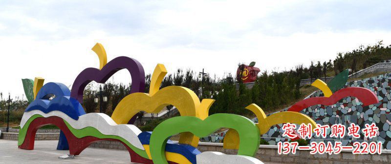 烟台广场艺术:不锈钢抽象彩色苹果雕塑