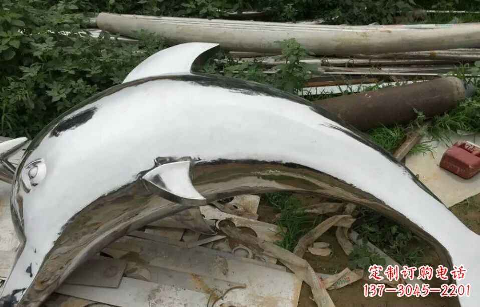 烟台展现动感的不锈钢海豚雕塑