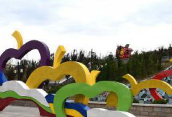 烟台广场艺术：不锈钢抽象彩色苹果雕塑