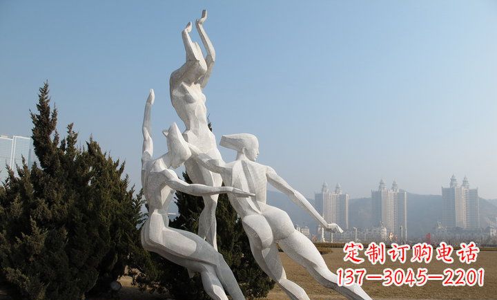 烟台广场不锈钢滑冰的女孩雕塑
