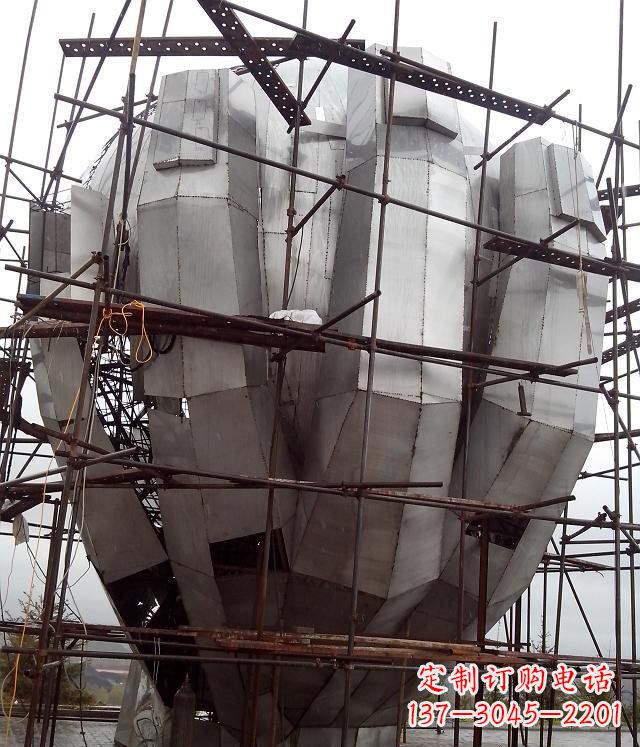 烟台展现独特审美:不锈钢蟠桃大型景观雕塑