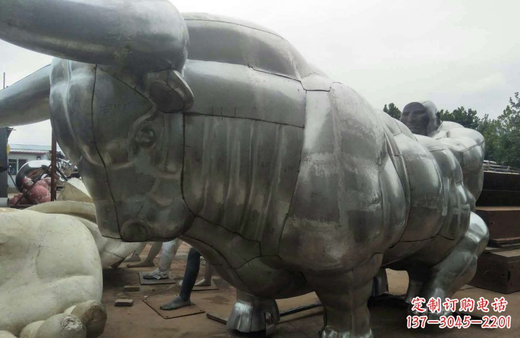 烟台中领雕塑:复古拓荒牛不锈钢雕塑