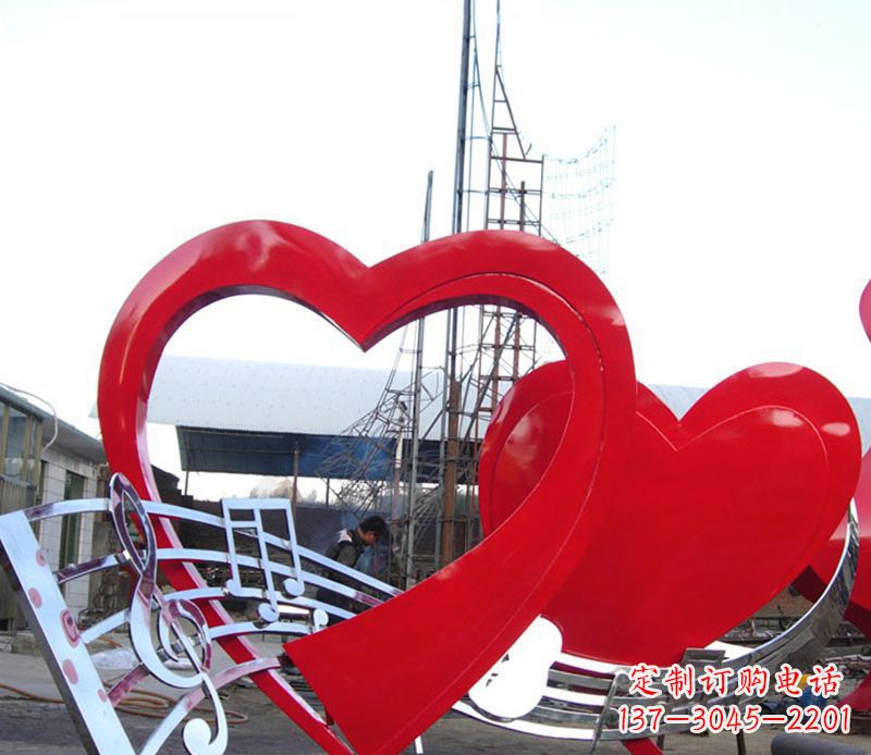 烟台中领雕塑:音符桃心景观雕塑,给你的生活带去美妙的旋律