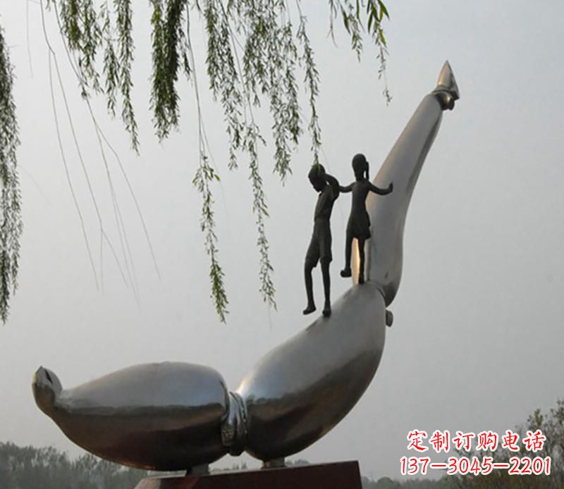 烟台海豚情侣雕塑,精美绝伦,让爱沉醉于大海中