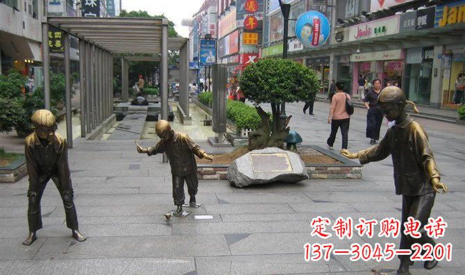 烟台中领雕塑:陀螺小品人物铜雕